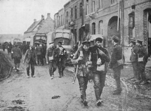 De brittiska sårade återvände till en omklädningsstation efter en attack, 1915 av Unbekannt