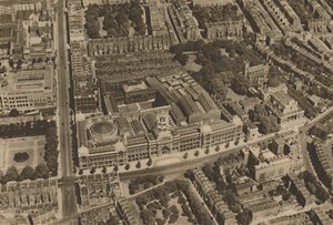 Kameran fångar en vy över South Kensington från ett lågtflygande flygplan, c1935. av Unbekannt