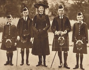 The Children of King George V and Queen Mary, c1910, 1937. av Unbekannt