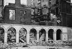 Klostret i templet efter att ha förstörts av brand, 1941 av Unbekannt