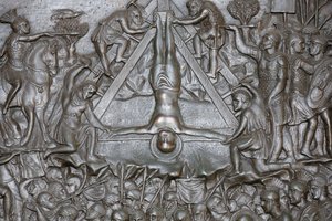 Sankt Peters korsfästelse - Detalj av en portal - Främre entrédörr till Peterskyrkan, Roma, Italien av Unbekannt