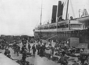 The Dardanelles Expeditionary Force ger sig ut: En transport som lastas upp i Alexandria, 1915 av Unbekannt