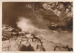 The Devils Bellows, Kynance Cove, 1927 av Unbekannt
