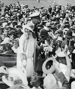Hertigen och hertiginnan mobbad av folkmassor i Auckland, 1927, 1937 av Unbekannt