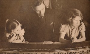 Hertigen av York och prinsessorna Elizabeth och Margaret vid pantomimen den 6 februari 1935. av Unbekannt