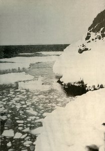 Den första landningsplatsen, som visar vikens is som bryter ut och driver bort norrut, 1908, 1909 av Unbekannt