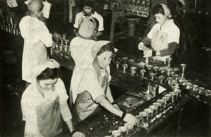 The Great Salmon Industry - Indiska flickor som arbetar på konservavdelningen, c1948. av Unbekannt