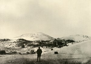 Kojan, med berget Erebus i bakgrunden, hösten 1908, 1909. av Unbekannt