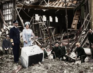 Kungen och drottningen undersöker bombskador, Buckingham Palace, London, andra världskriget, 1940 av Unbekannt