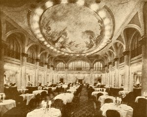 Den överdådigt dekorerade huvudsalongen i Leviathan., c1930. av Unbekannt