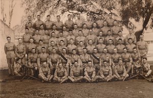 Maskingevärsplutonen från den första bataljonen, Queens Own Royal West Kent Regiment. Poona, Ind av Unbekannt