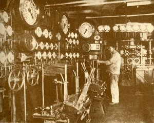 Aquitanias huvudmotorkontrollplattform, c1930. av Unbekannt