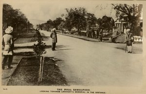 The Mall, Rawalpindi - Mot Lockharts Memorial på avstånd, c1918-c1939. av Unbekannt
