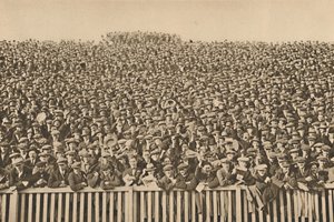 Den månghövdade rösten som ryter bakom beröringslinjen varje vinterlördag, c1935. av Unbekannt