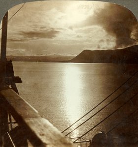 Midnattssolen i juli över klipporna i Spetsbergen och Ishavet, c1905. av Unbekannt