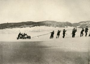 Motorbilen i mjuk snö, efter skeppets återkomst, c1908, 1909. av Unbekannt