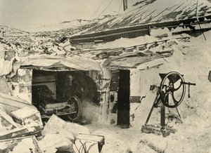 Bilen i garaget och majskrossen till höger, c1908, 1909. av Unbekannt