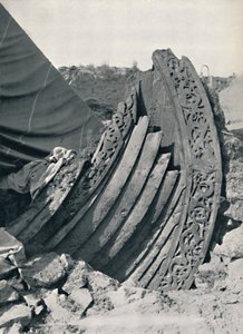 Osebergsskeppet i högen, visar ristningen på stam och räcke, 1935 av Unbekannt