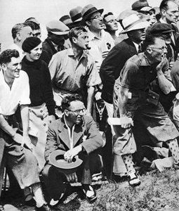 Prinsen av Wales röker pipa vid Open Golf Championship, St Andrews, c1930-talet av Unbekannt