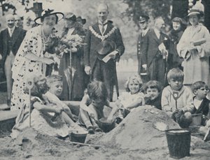 Drottningen öppnar en lekplats, 1936, 1937. av Unbekannt