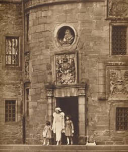 Drottningen i hennes gamla hem, Glamis slott, c1936 1937 av Unbekannt