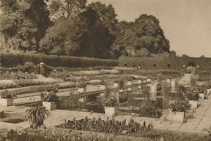 Tystnaden i den holländska trädgården vid Kensington Palace bevakad av låsta portar, c1935. av Unbekannt