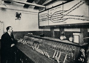 Signalboxen vid en tunnelbanekorsning, 1926 av Unbekannt