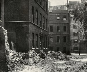 Platsen för porten från Fetter Lane och de övergivna husen som väntar på rivning, 1934. av Unbekannt