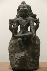 Victoria and Albert Museum. Shiva som Dakshinamurti. 1200-1300. Sen Cholaperiod. Granit. Södra Indien (Tamil Nadu). Storbritannien av Unbekannt