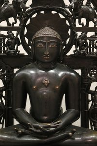 Victoria and Albert Museum. Jina Shantinatha. 1168; bakplattan ca 1300-1500. Kopparlegering med silver- och kopparinlägg. Förmodligen Västindien. Storbritannien av Unbekannt