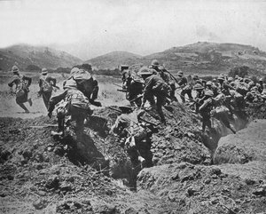 Början av ett framsteg mot de turkiska positionerna, 1915 av Unbekannt
