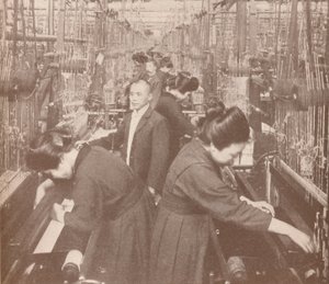 Den livliga interiören av en blomstrande sidenfabrik i Japan, 1907 av Unbekannt