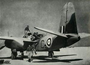 Den varma solen strömmar ner på en landningsplats i öknen, c1942-1943, 1945. av Unbekannt