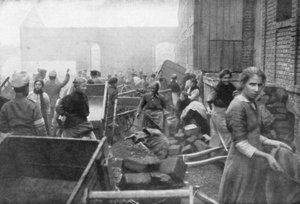 Invånarna i Caudry kommer för att söka mat från den brittiska armén, Frankrike, 1918 av Unbekannt