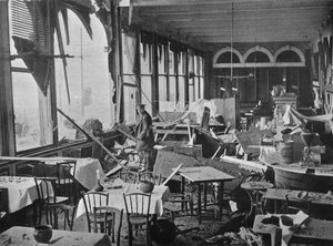 Interiören på Grand Hotel, som visar skadan orsakad av bombardementet, 1914 av Unbekannt