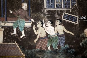 Det inre av silverpagodens sammansatta väggar är täckt med väggmålningar som föreställer berättelser från Reamker, det vill säga khmerversionen av det klassiska indiska eposet, Ramayana. Vissa delar av väggmålningarna är försämrade och väderskada. Väggmåln av Unbekannt