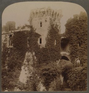 De murgrönaklädda tornen på Raglan Castle, Charles I:s sista fäste, Monmouthshire, England, c1 av Unbekannt