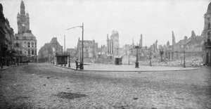 Ruinerna och klocktornet i Douai, Frankrike, 1918 av Unbekannt