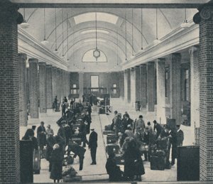 Tilbury passagerarbagage undersökt i en rymlig ny byggnad, 1937 av Unbekannt