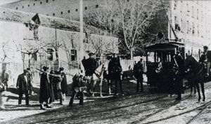 Spårvägsstrejk i Madrid, civilgardet anklagar strejkande som försöker stoppa en spårväg, publicerad i tidningen "Nuevo Mundo", december 1919 (s/v foto) av Unbekannt