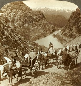 Resenärer på bergsväg genom den vilda ravinen Seljestad, Norge, c1905. av Unbekannt