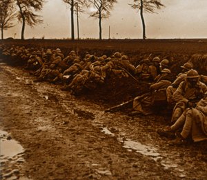 Trupper vid sidan av vägen, c1914-c1918 av Unbekannt