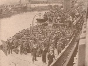 Trupper ombord på en kanaltransport, c1915 1928 av Unbekannt