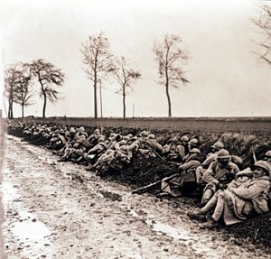 Trupper vilar vid sidan av en väg, norra Frankrike, c1914-c1918 av Unbekannt