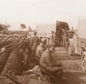 Lastbilar på Voie Sacrée, Verdun, norra Frankrike, c1914-c1918. av Unbekannt
