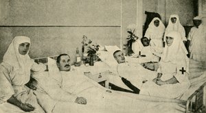 Tsarina Alexandra vårdar skadade soldater, 1914, c1920. av Unbekannt