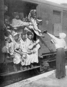 Turkiska gevärsskyttar på väg till fronten med tåg, 1914 av Unbekannt