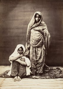 Två indiska kvinnor, en sittande, 1860-talet. av Unbekannt