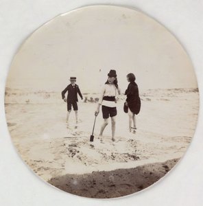 "Två flickor och en pojke som paddlar i havet", vers les annees 1890 av Unbekannt