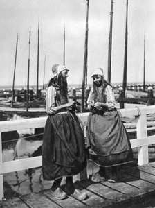 Två flickor på landningsbanan, Marken, Nederländerna, c1934 av Unbekannt